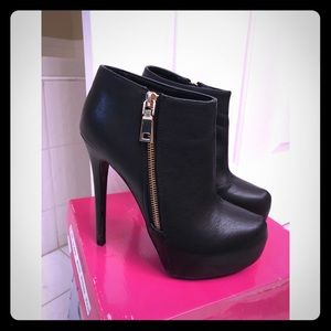 Qupid Ravish 83 Black Heel Booties Size 8